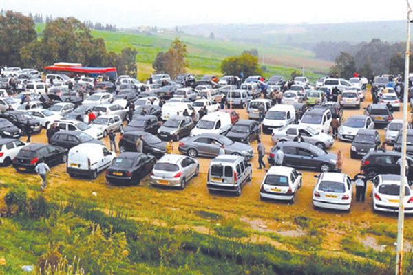 الجزائريون يشلون أسواق السيارات المستعملة